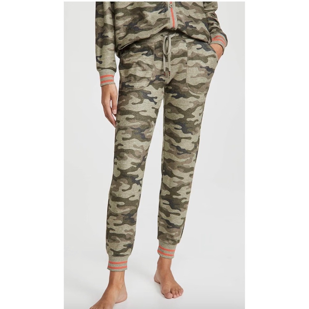 P.J. Salvage Jogger Pants Womens Medium Green Camo Excellent Red Stripe Cuffs